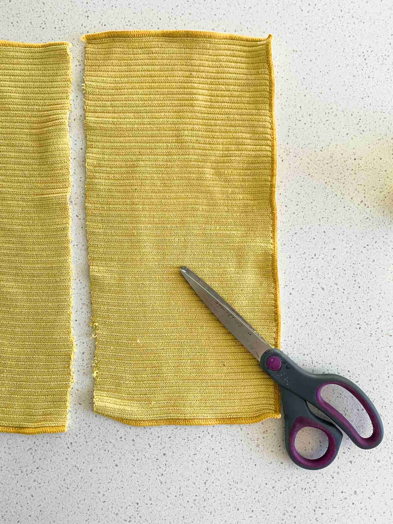 Easy DIY Natural Disinfectant Wipes Without Alcohol