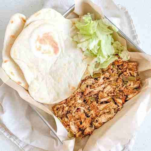 freshly cooked and plated slow cooker chicken fajitas