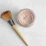 diy dry shampoo on a brush