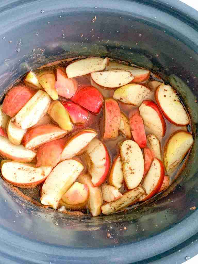 water covering apples in slow cooker