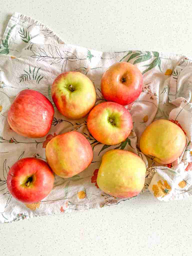 apples rinsed and ready to be pat dry