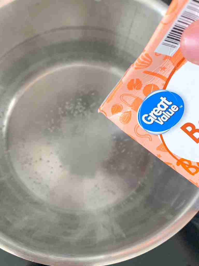 adding baking soda to bagel water bath