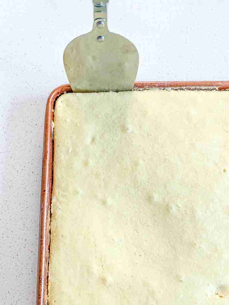 loosening baked cake from the pan