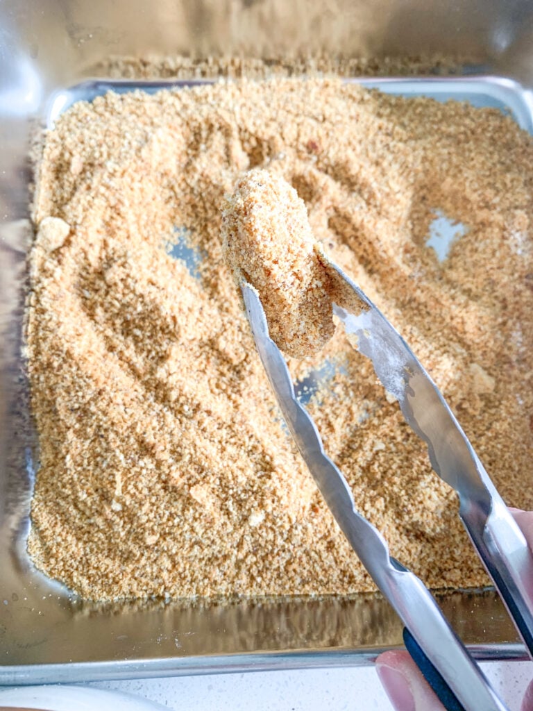 coating chicken in breadcrumbs for dredging