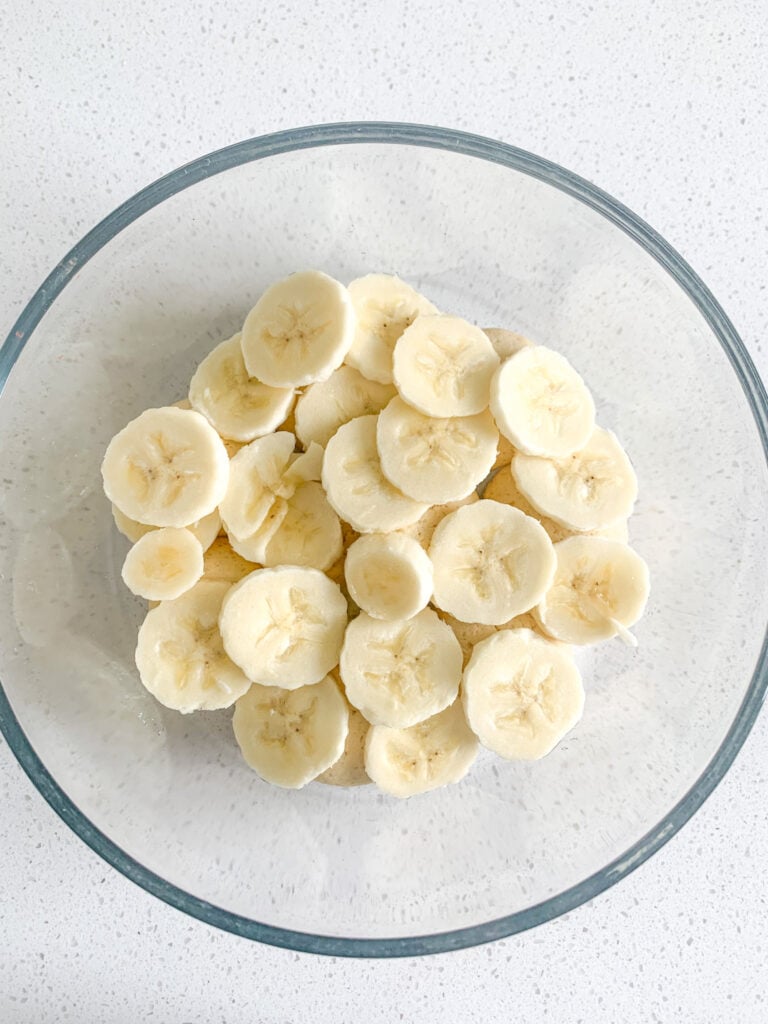 layering bananas on top of wafers for banana pudding